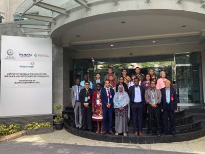 16 Peserta Kegiatan Workshop Cold chain management berfoto di depan laboratorium Center of Excellence OIC for vaccines and biotechnology