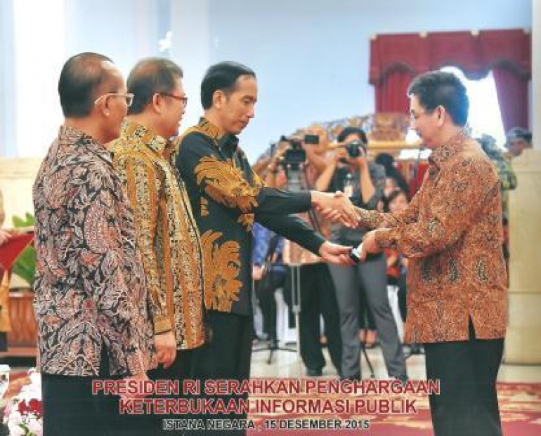 Bio Farma Raih Penghargaan Keterbukaan Informasi Publik 2015