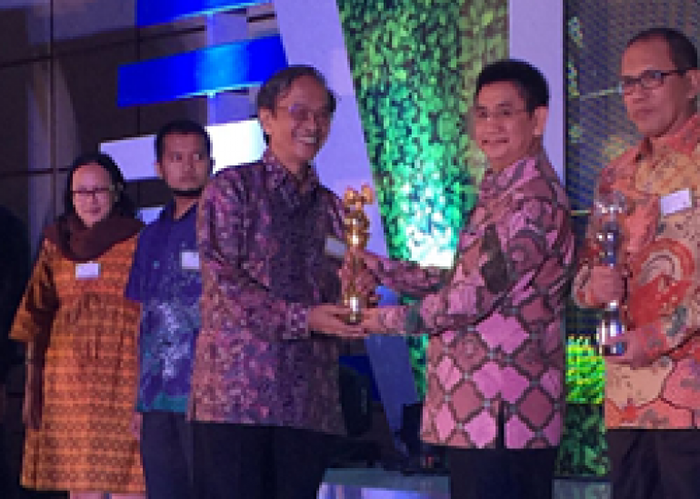 Bio Farma Sabet Penghargaan    Best Sustainability Report Category Manufactures   