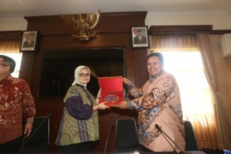 UPAYA BADAN POM BERSAMA BIO FARMA UNTUK MEMASTIKAN DAN MENJAMIN VAKSIN YANG BERMUTU UNTUK MENUNJANG PROGRAM IMUNISASI NASIONAL