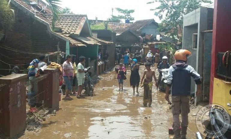 Bio Farma dan PLN Bantu Korban Banjir Bandang Garut