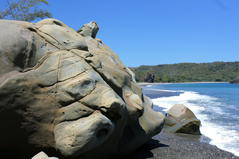 CSR Kelas Global Ala Bio Farma Di Geopark Ciletuh Sukabumi