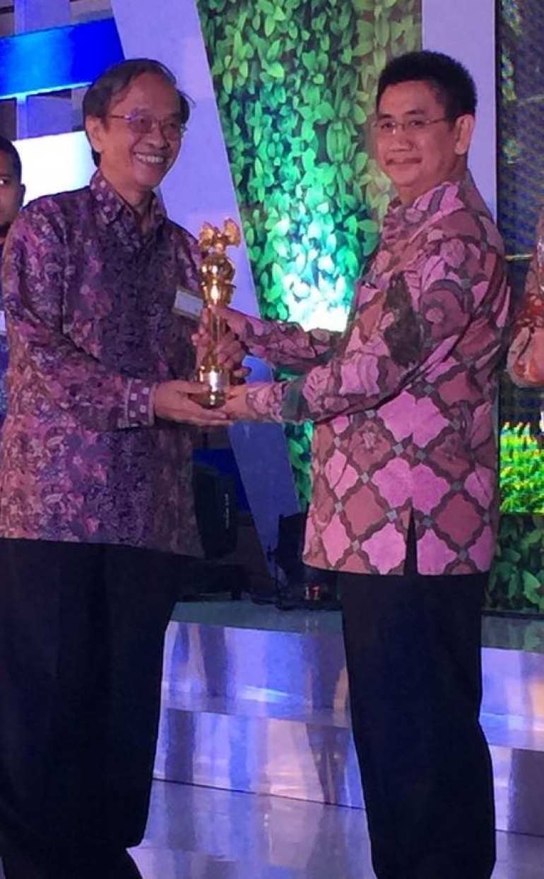 Bio Farma Raih Juara Terbaik Laporan Keberlanjutan 2016