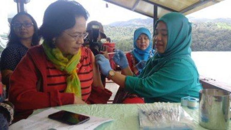 Jurnalis Mendapatkan Suntik Vaksin Flubio