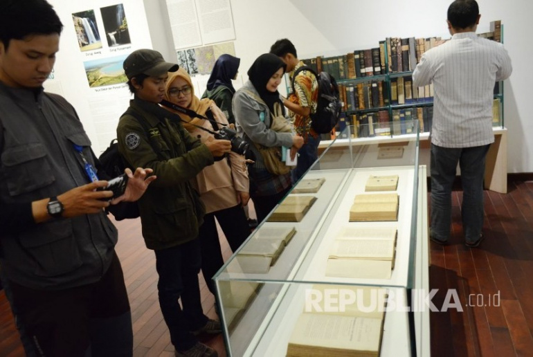 pengunjung mengamati buku buku dari masa ke masa pada open  180718152023 839